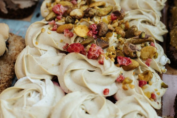 KETO PISTACHIO-RASPBERRY SPREAD