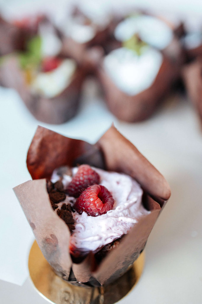 MUFFINY WEGAŃSKIE_ CZEKOLADOWE Z MALINAMI