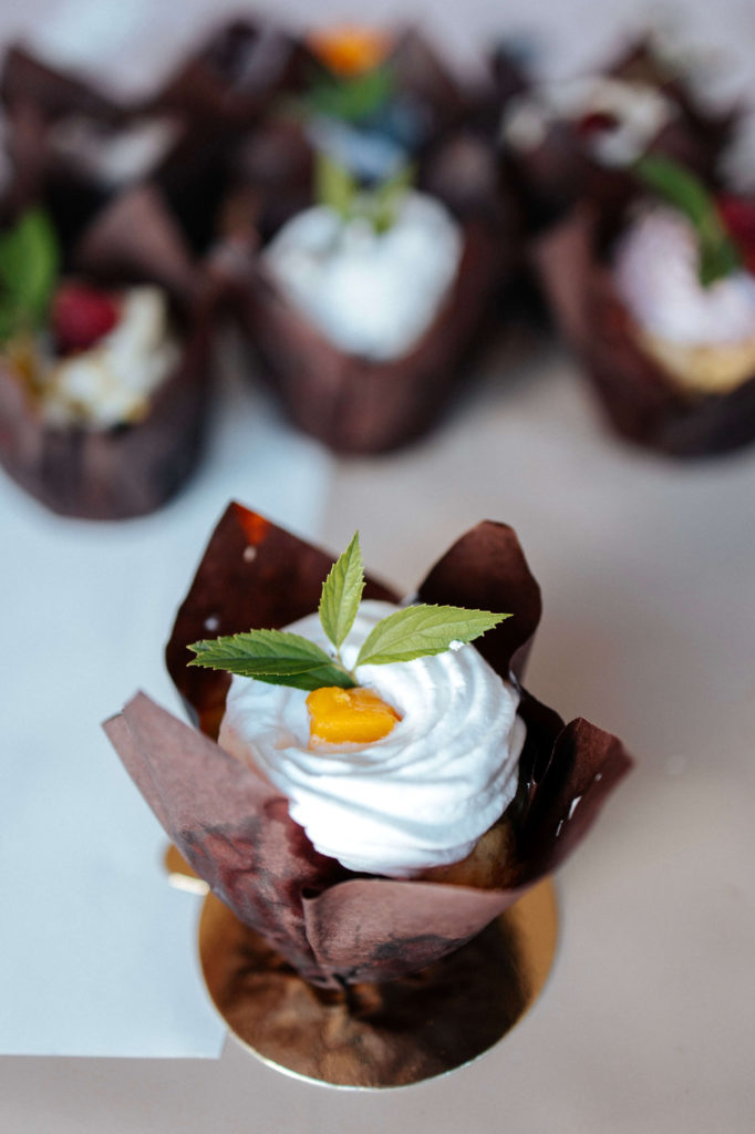 MUFFINY WEGAŃSKIE_ WANILIOWE Z MANGO I KREMEM BIAŁA CZEKOLADA