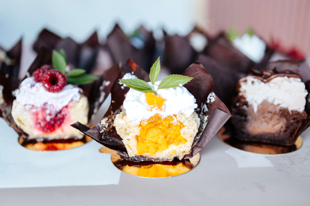 MUFFINY WEGAŃSKIE_ WANILIOWE Z brzoskwiniąI KREMEM BIAŁA CZEKOLADA